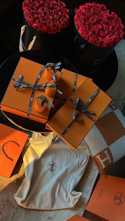 Luxury Shopping Aesthetic, Hermes Shopping Bag, Givenchy Irresistible, Luxury Lifestyle Aesthetic, I Manifest, Shopping Luxury, Luxury Christmas Gifts, My Future Life, Life Vision Board