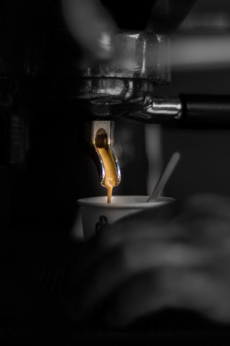 rain-storms: “ Golden coffee by Abdulrahman Islambouli Via Flickr: My daily coffee, it’s Irresistible. (express coffee) i drink it every day and i’m so in love with this taste . ” Golden Coffee, Coffee Shop Photography, Coffee Shot, Coffee Barista, Coffee Pictures, Coffee Photos, Seni Origami, Coffee Poster, Coffee Photography