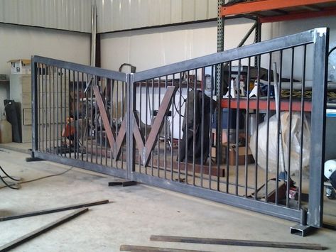 Metal Entrance Gates, Modern Entrance Design, Welding 101, Farmhouse Gates, Farm Gates Entrance, Ranch Fence, Ranch Entrance Ideas, Gates Metal, Entrance Gates Driveway