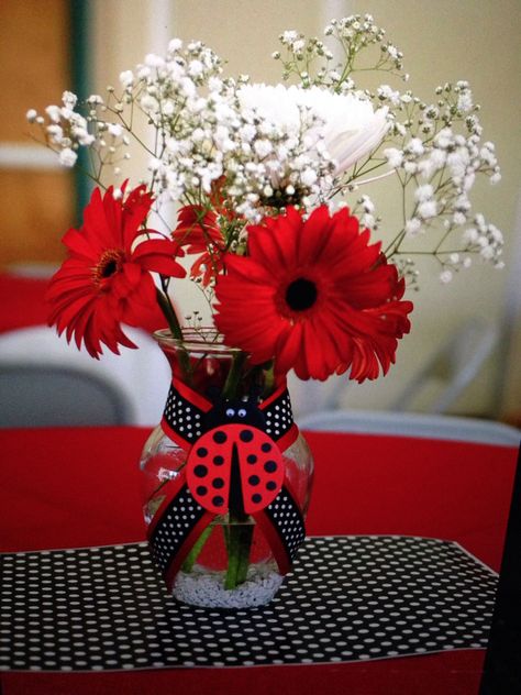 Centro de mesa.. Miraculous Ladybug Themed Birthday Party, Ladybug Diy Decorations, Ladybug 1st Birthday Party Ideas, Ladybug Decor, Ladybug Theme Party 1st Birthdays, Miraculous Centerpieces, Miraculous Ladybug Centerpieces, Bug Party Centerpieces, Ladybug And Sunflower Party