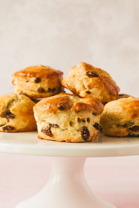 Fruit scones that are golden on the outside, light and fluffy in the middle. This easy recipe shows you exactly how to bake English sultana scones that are served with clotted cream and jam for a perfect afternoon tea #fruitscones #fruitsconesrecipe #afternoontea #tearecipes English Cream Tea, Sultana Scones Recipe, Sultana Scones, Fruit Scones Recipe, Date Scones, Fruit Scones, Scones Recipe Easy, Orange Scones, Tea Ideas