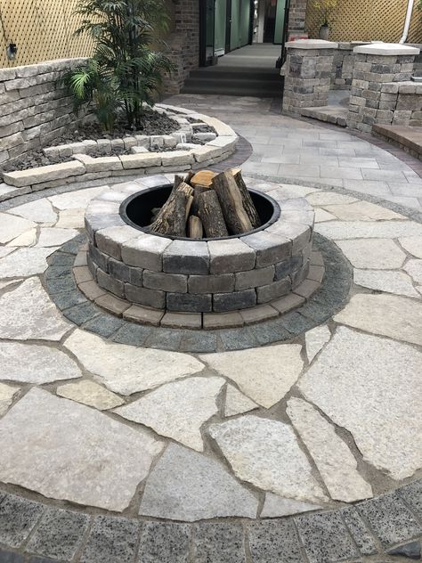 Fire Pit Stones Rocks, Round Fire Pit Ideas, Circle Fire Pit Area, Slate Fire Pit, Fire Pit Flagstone, Fire Pit In Backyard, Flagstone Fire Pit, English Backyard, Backyard Firepit Ideas