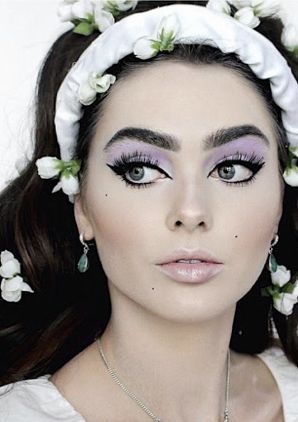 60s Eye Makeup, Style Manifestation, Lily Collins Makeup, Gala Hair, 60’s Makeup, Best Met Gala Looks, Celeb Makeup, Hair Pinned Back, Gala Looks