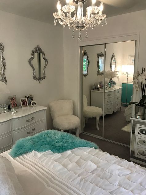 Tiffany Blue Room Ideas, Breakfast At Tiffanys Aesthetic Bedroom, Tiffany Room Decor Ideas, Tiffany Blue Bedroom Walls, Tiffany Blue Vanity Room, Tiffany Inspired Bedroom, Small Cottage Bedroom, Blue Themed Bedroom, Tiffany Blue Walls