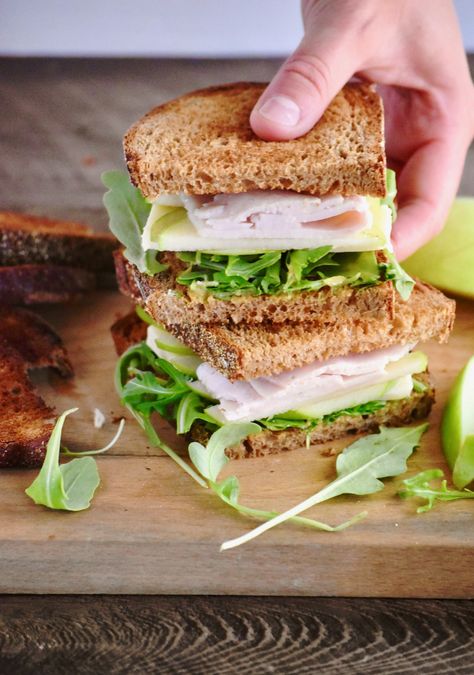 cheddar, apple & arugula turkey sandwich Low Cal Turkey Sandwich, Luncheon Sandwiches Ideas, Apple Sandwich, Almond Butter Recipes, Turkey Sandwich, Beach Food, Veggie Sandwich, Beach Meals, Perfect Lunch