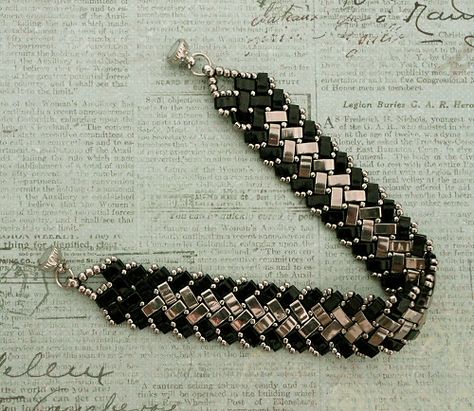 Black Silver Bracelet, Bracelet Tutorials, Tila Beads, Diy Collier, Beaded Bracelet Patterns, Bracelet Tutorial, Seed Bead Earrings, Bead Crochet, Basket Weave