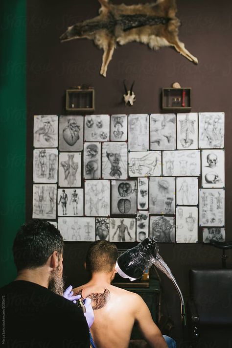 Tattoo Photoshoot, Tattoo Studio Interior, Bluebird Tattoo, Cosmic Tattoo, Hipster Drawings, Tattoo Salon, Tattoo Master, Tattoo Photography, Environmental Portraits