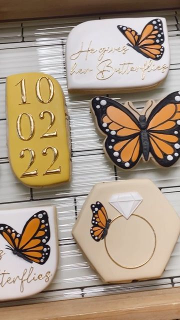 Bridal Shower Cookies Butterfly, Butterfly Bridal Shower Cookies, Monarch Butterfly Baby Shower Ideas, Butterfly Decorated Cookies, Monarch Butterfly Cookies, Butterfly Sugar Cookies, Bff Wedding, Butterfly Cookies, Custom Desserts