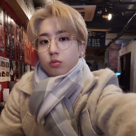 #fanfiction # Fanfiction # amreading # books # wattpad Han Beige Aesthetic, Han Wearing Glasses, Blond Han Jisung, Han Jisung Pfp Cute, Han Jisung Brown Aesthetic, Han Blonde Hair, Han Jisung Brown Hair, Han Jisung Blonde, Han Jisung Cute Icons