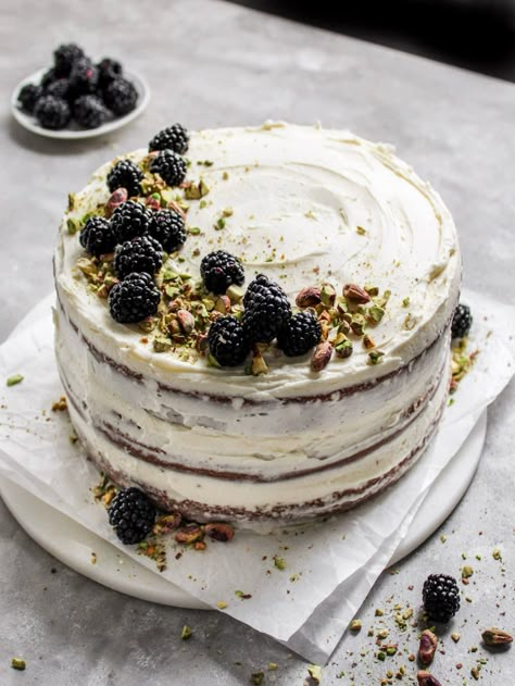 Pistachio Cake Decorating Ideas, Organic Cake Decoration, Bare Cake Ideas, Raw Edge Cake, Birthday Cake Pistachio, Pistachio Wedding Cake, Pistachio Birthday Cake, Natural Cake Decoration, Chocolate Cake White Frosting