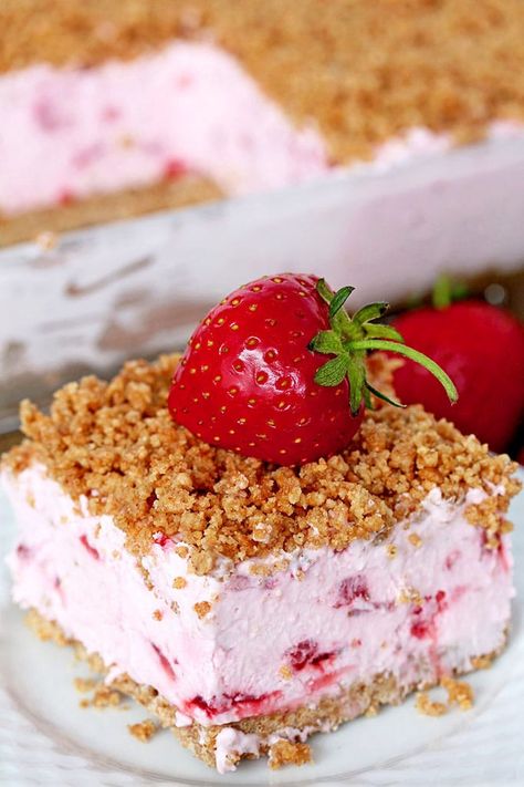 Easy Frozen Strawberry Dessert a perfect spring and summer dessert for all strawberry fans. This refreshing, creamy, frozen dessert made with fresh strawberries and a crunchy graham cracker layer, topped with graham cracker crumbs is very quick and easy to prepare. Frozen Strawberry Desserts, Easy Strawberry Desserts, Oreo Desserts, Homemade Strawberry Ice Cream, Dessert Halloween, Frozen Strawberry, Strawberry Dessert Recipes, Frozen Dessert Recipe, Strawberry Dessert