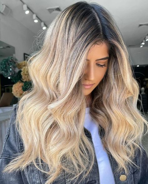 Blonde Balayage Hair on Dark Base Black Roots Blonde Hair, Creamy Blonde Hair, Pale Blonde Hair, Copper Blonde Hair Color, Blonde Balayage Hair, Hair With Dark Roots, Blonde Hair With Roots, Colors For 2024, Blonde Hair Colors