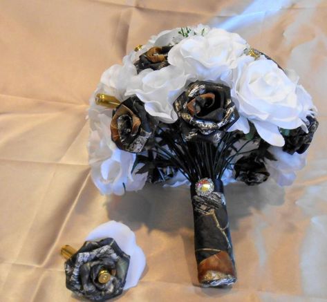 White Camo Wedding Ideas, Camo Wedding Reception Ideas, Black And Camo Wedding, Camo Wedding Color Schemes, Camo Wedding Ideas Decorations, Camouflage Wedding Ideas, Camo Bouquet, Camoflauge Wedding, Camo Wedding Ideas