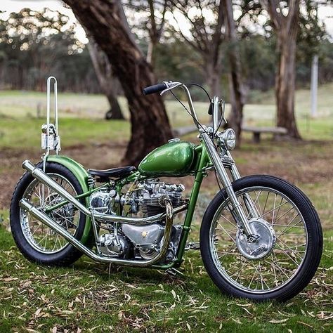 Triumph Bobber Custom, Triumph Chopper, Capira, Old School Chopper, Bsa Motorcycle, Triumph Bikes, Triumph Bobber, Harley Bobber, Bobber Bikes