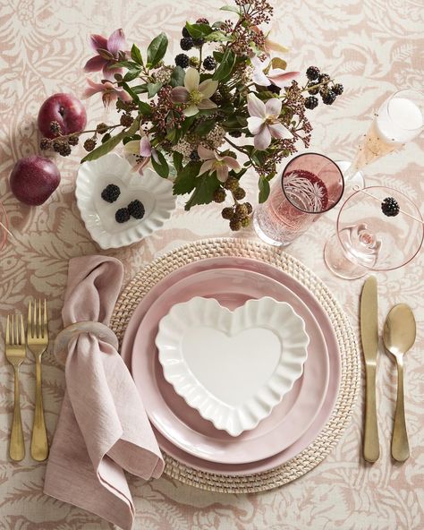 Spring hosting is upon us! These swoon-worthy tablescapes are the perfect way to showcase your style and creativity and serve as instant conversation starters. Which color palette do you love most?