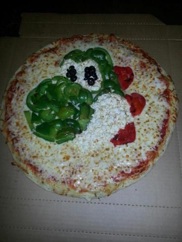 Yoshi Pizza made by Cottage Inn of Shelby Twp! Mario Charcuterie Board, Mario Dinner, Mario Pizza, Home Run Inn Pizza, Family Movie Night Snacks, Weird Pizza, Kids Pizza, Pizza Shapes, Pizza Design