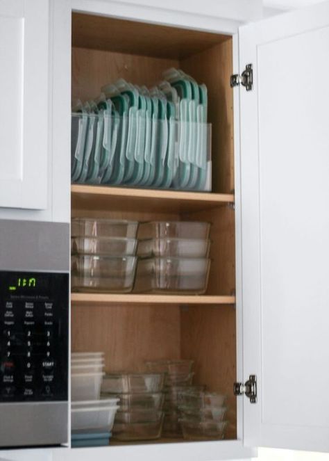 15 kitchen organization ideas to inspire you for the New Year Tupperware Organizing, Kitchen Storage Hacks, House Organisation, College Organization, Kitchen Organization Pantry, Kitchen Organization Diy, Kitchen Organisation, Organisation Hacks, Apartment Organization