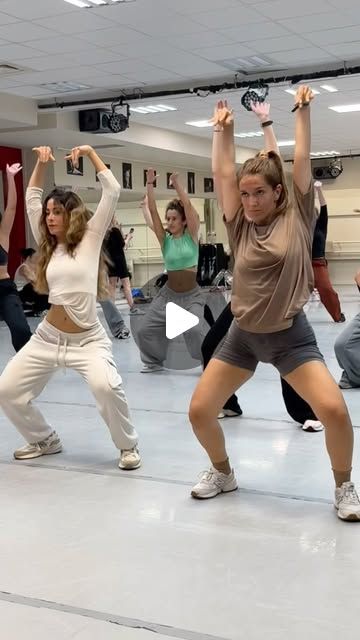 Ralph Beaubrun Dance Classes on Instagram: "🔥🔥🔥🔥🔥🔥🔥" Modern Dance Moves, Wobble Dance, Cool Dance Videos, Zumba Funny, Street Dance Moves, Salsa Baile, Zumba Workout Videos, Zumba Workouts, Zumba Dance Workouts