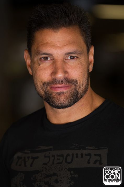 Actor Manu Bennett at Salt Lake Comic Con 2015 Daniel Craig Workout, Dan Feuerriegel, Manu Bennett, Comic Convention, Shannara Chronicles, Men's Hairstyle, Deathstroke, Ring Men, Beard No Mustache