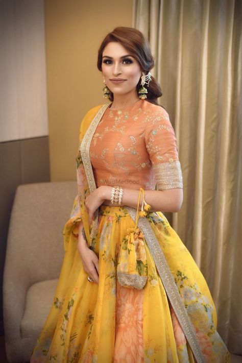 A bride poses in a coral and yellow light lehenga Party Wear Lehenga Pakistani, Light Lehenga, Floral Organza Lehenga, Skirt Organza, Function Dress, Pakistan Wedding, Desi Fits, Lehenga Jewellery, Illustration Collage