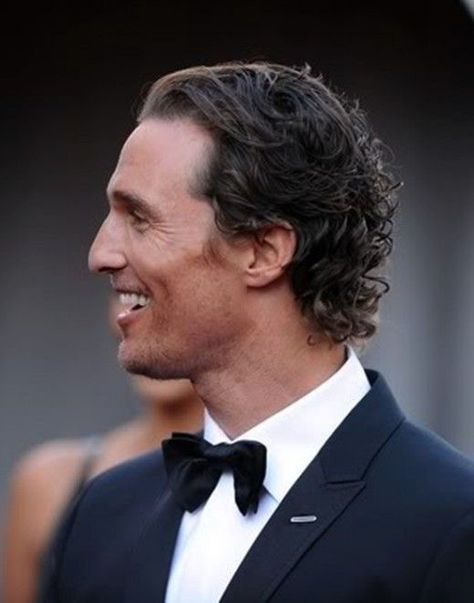 Matthew McConaughey White Buttonhole, Mens Hairstyles Medium, Wavy Hair Men, Find Hairstyles, Haircut Types, Hairstyles And Haircuts, Short Hairdos, Medium Long Hair, Hairstyle Tutorial