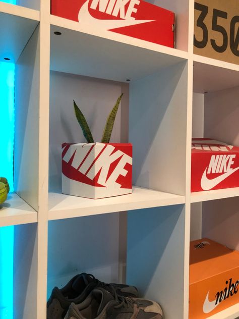 Hype Beast Home Decor, Sneaker Decoration Ideas, Sneaker Room Ideas, Streetwear Room, Storage Shoes, Sneakerhead Room, Room Wishlist, Gaming Bedroom, Hypebeast Room