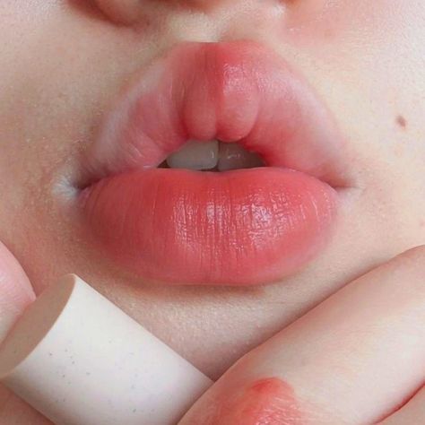 Small Plump Lips, Sharp Cupids Bow Lips, Cupid Bow Lips, Small Lips Aesthetic, Cute Lips, Korean Lips, Куклы American Girl, Doll Eye Makeup, Charmmy Kitty