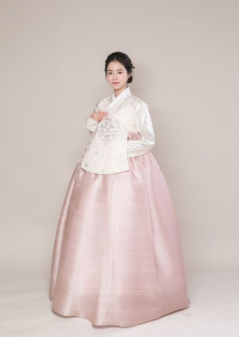 Korean Hanbok Princesses, Pretty Hanbok, Hanbok Wedding Dress, Modern Hanbok Dress, Hanbok Wedding, Traditional Asian Dress, Korea Trip, Korea Dress, Korean Traditional Dress