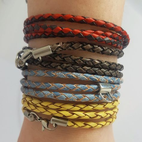 Braided Leather Cord Bracelet Diy, Braided Leather Bracelet Diy, Leather Jewelry Tutorials, Braided Bracelet Tutorial, Macrame Lanyard, Weaving Macrame, Cord Bracelet Diy, Leather Bracelet Tutorial, Leather Braiding