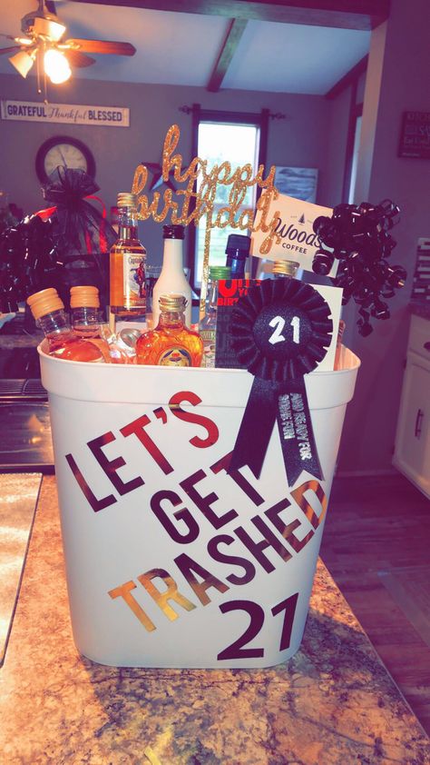 21 Gift Basket For Guys, 21st Party Ideas For Guys, 21st Bday Gifts For Boyfriend, 21st Bday Decorations Guys, 21st Bday Present Ideas, 21st Birthday Present Ideas For Guys, 21st Bday Gifts Best Friends, 21 Birthday Gift Basket, Best Friend 21st Birthday Gifts