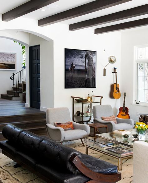 In designing the LA home of a lawyer to A-listers, @alexanderdesignbuild outfitted the living room with mid-century armchairs by Marco Zanuso, a vintage daybed by Gianni Songia for Sormani and a Beni Ourain rug. The Branching Bubble sconce is by Lindsey Adelman and the bar cart is by Blackman Cruz. Photo by Jennifer Crawley Mid Century Bachelor Pad, Eclectic Bachelor Pad, Living Room Masculine Interior, Masculine Eclectic Decor, Bachelor Pad Decor Masculine Interior, Mid Century Masculine, Masculine Living Room Bachelor Pads, Living Room Masculine, Bachelor House