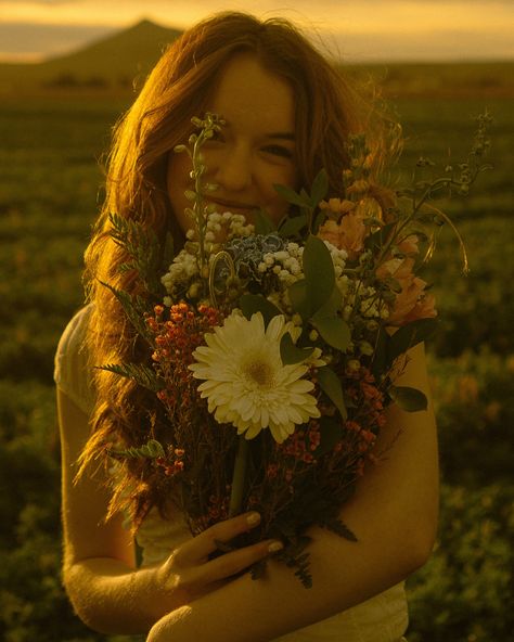 Favs of Maddie 🤎 @madisonbillstone •••• #lascrucesphotographer #nmphotographer #nmtrue #alamogordophotographer #ruidosophotographer #cloudcroftphotographer #dirtybootsandmessyhair #lookslikefilm #777luckyfish Photoshoot With Bouquet, Holding Bouquet, Senior Pictures Poses, Bouquet Of Flowers, Messy Hairstyles, Senior Photos, Picture Poses, Senior Pictures, Flowers Bouquet