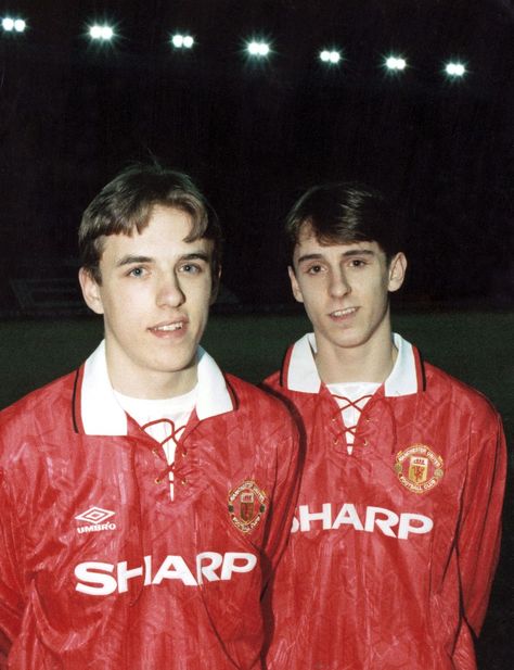 Manchester United great Gary Neville appointed Valencia coach: Fans react - Manchester Evening News Poster Bola, Phil Neville, Gary Neville, Sir Alex Ferguson, Manchester United Football Club, Classic Football Shirts, Football Uniform, Premier League Champions, Manchester United Football