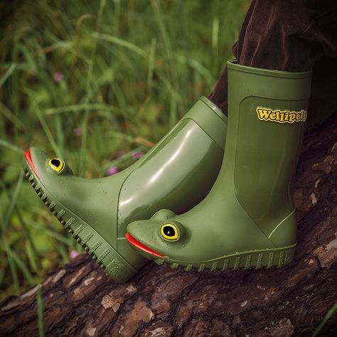 Frog Rain Boots, Swamp Fashion, Frog Fashion, Frog Shoes, Gum Boot, Solar Punk, Concept Fashion, Frog Life, Witch Fashion