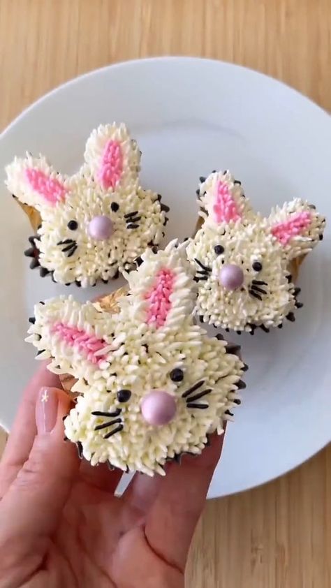 Rabbit Cupcakes, Cupcake Tricks, Easter Bunny Cupcakes, Bunny Cupcakes, Kalay, Easter Baking, Baking Recipe, Easter Cupcakes, Tin Foil