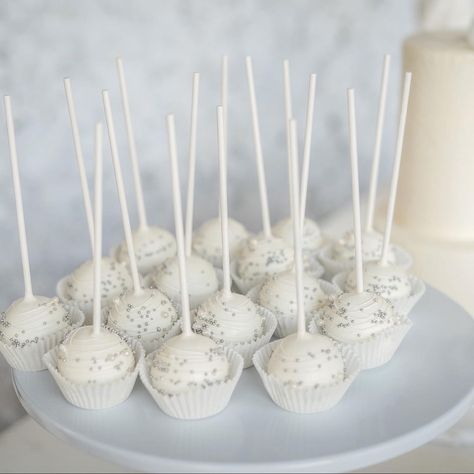 White And Silver Cake Pops, White Cake Pops Wedding, Engagement Cake Pops, Cake Pop Wedding Display, Wedding Cake Pops Ideas, Bridal Cake Pops, Cake Pop Display Ideas, Black And White Cake Pops, Wedding Oreos