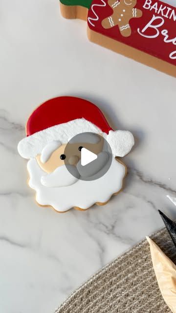 Laura Alvarez - Decorated cookies on Instagram: "This Santa cookie is all about the details! Adding texture to the hat with sugar gives it such a fun and festive look🎅🎄  Would you like to learn how to create this step by step? 🍪  Let me know in the comments, and I’ll show you how to make it!🥰  #cookiedecorating #cookieart #christmas #timelapse" Santa Royal Icing Cookies, Santa Sugar Cookies Decorated, Santa Decorated Cookies, Santa Cookies Decorated, Santa Sugar Cookies, Santa Cookie, Santa Head, Santa Cookies, Christmas Cookies Decorated