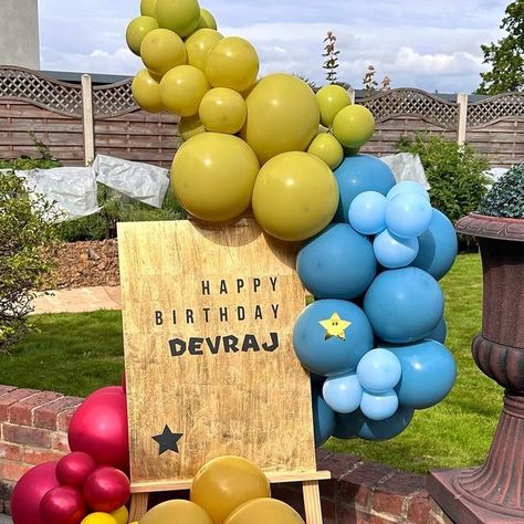 Luxury Artificial Flower Balloon gifts & Event Decor - Essex UK on Instagram: "Super Mario setup today, with a Luxe touch ✨ Pretty easel setup with our gorgeous gold leave welcome sign, with complimentary personalised message - perfect way to add a bit of elegance to your little ones birthdays ⭐️ DM to enquire & book 📍London / Essex / Kent • • • #Balloonsetupfor irthday #smalleventstyling #bridalshowerdecor #supermarioballoonsetup #smalleventtablesetup #essexeventstylist #londonwedding #w Balloon Easel, Easel Ideas, Balloon Gifts, Small Balloons, Office Birthday, Easels, Balloon Gift, Birthday Table, Decorations Party