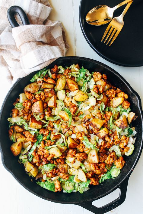 Smoky Maple Tempeh Hash with Brussels Sprouts - Making Thyme for Health Breakfast Hash Recipes, Tempeh Recipes, Hash Recipe, Meatless Recipes, Breakfast Hash, Healing Recipes, Vegetarian Breakfast, Plan Ideas, Tempeh