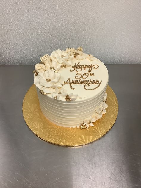 50th Wedding Anniversary Gold And White, 50th Birthday Cake White And Gold, 50th Anniversary Cakes Buttercream, Gold Buttercream Flowers, Cake Design For Anniversary Simple, 50th Anniversary Wedding Cakes, Decoration For 50th Anniversary, 50th Anniversary Floral Arrangements, White And Gold Buttercream Cake