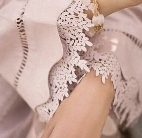 Kamiz Hand Design, Broad Lace Design On Suits, Kurti Neckline Designs, Neckline Designs For Kameez, White Lace Suit, Sleeves Designs For Dresses Pakistani, Beautiful Sleeves Designs, Manset Lengan, Kurti Sleeves Design