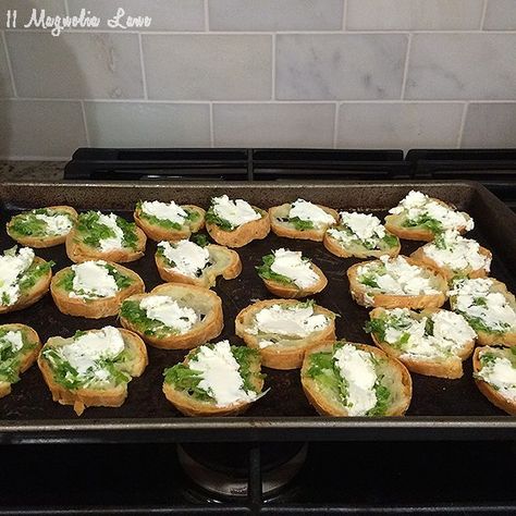 Easy Appetizer Recipes for a Girls' Night Out Appetizers For Ladies Night, Ladies Night Appetizers, Girls Night Appetizers, Girls Night In Food, Girls Night Dinner, Prosecco Drinks, Wine Snacks, Easy Apps, Night Food