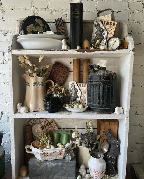 @justajunkingirl_tn Antique Booth Design, Vintage Reselling, Farmhouse Antique Decor, Market Shelf, Flea Market Displays, Country Store Display, Vintage Booth Display, Flea Market Booth, Vintage Store Displays