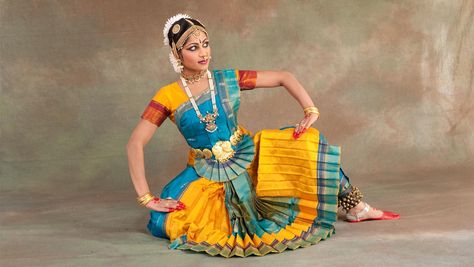 Bharatanatyam Costume Colors, Bharatnatyam Costume, Bharatanatyam Costumes, Bharatnatyam Poses, Indian Dance Costumes, Bharatanatyam Costume, Indian Classical Dancer, Bharatanatyam Poses, Dancers Pose