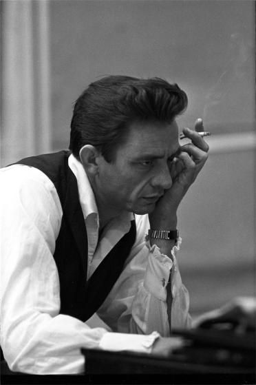 Recording in German, June 1965. Along with other songs for German audiences, Cash would release "I Walk the Line" as "Wer kennt den Weg." Johnny Cash Birthday, Johnny Cash Lyrics, Johnny Cash Tattoo, Johnny Cash Art, Johnny Cash Quotes, Johnny Cash Shirt, Johnny Cash June Carter, June Carter Cash, Johnny And June