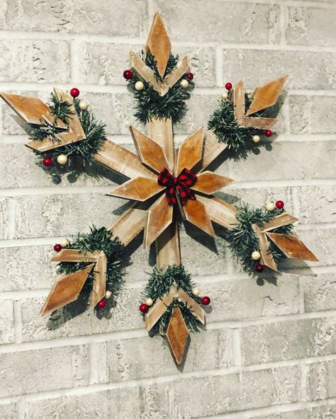 Tree Decor Christmas, Wood Snowflake, Diy Christmas Lights, Wood Wall Art Diy, Wooden Christmas Tree, Wooden Snowflakes, Christmas Tabletop, Tabletop Christmas Tree, Wood Christmas Tree