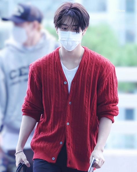 I WANT THIS CARDIGAN RN Japan Autumn, Kids Cardigans, Autumn Fits, Skz In Cute, Red Cardigan, Green Cardigan, Cardigan Outfits, Han Jisung, Red Outfit