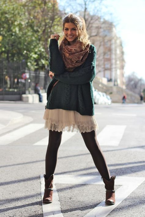 a white lace dress, a dark green oversized sweater, a scarf, black tights and brown boots Sheer Slip Dress, Look Boho Chic, Boho Mode, Boheme Chic, Stil Boho, Mode Boho, Outfit Trends, Over Size, Cute Fall Outfits