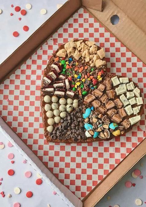 Pizza Brownie, Brownies Decorados, Brownie Pizza, Deli Tray, Birthday Cake Roses, Sweet Pizza, Chocolate Pizza, Adventure Seeker, Dessert Boxes