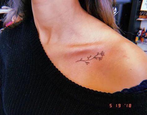 Mehandi Tattoos, Collar Tattoo, Small Tattoo Placement, Tiny Wrist Tattoos, Aesthetic Tattoos, Flowers Pretty, Stick N Poke Tattoo, Cute Little Tattoos, Collar Bone Tattoo